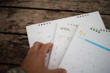 Ahşap doku planlama kavramında bulanık beyaz takvim.