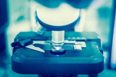 Mavi tonda bulanık mikroskop. Tıp bilimi konsepti..