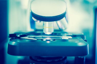 Mavi tonda bulanık mikroskop. Tıp bilimi konsepti..