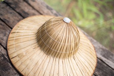 Tahta masadaki Bambu şapka mahsulünü kapat..