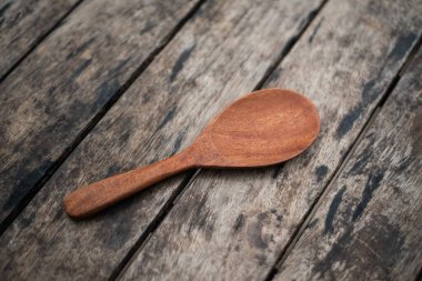 Tahta masadaki kaşık tahtasını kapat..