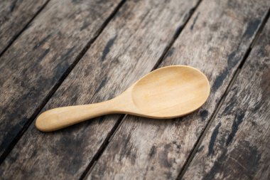 Tahta masadaki kaşık tahtasını kapat..