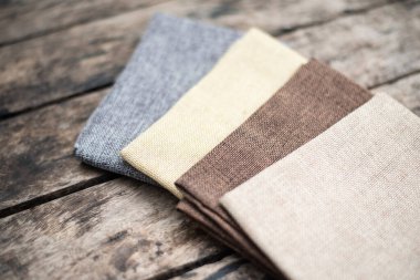 Ahşap masadaki kumaşı kapat..