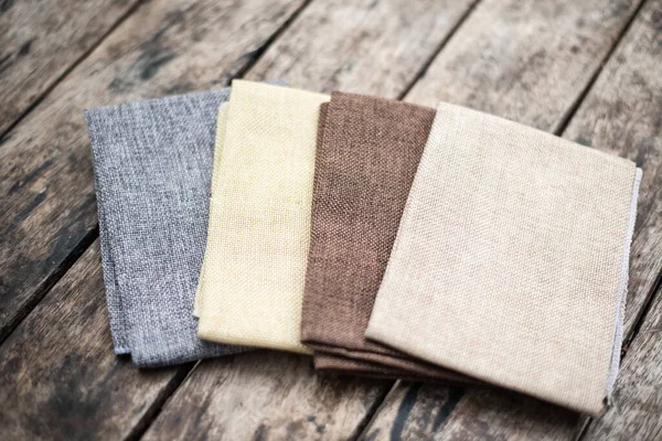 Ahşap masadaki kumaşı kapat..