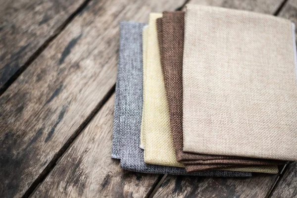 Ahşap masadaki kumaşı kapat..