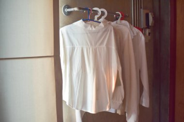 Odada beyaz tişört