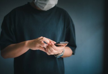 İş adamı arka plan teknolojisi iletişim kavramında akıllı telefon kullanıyor.