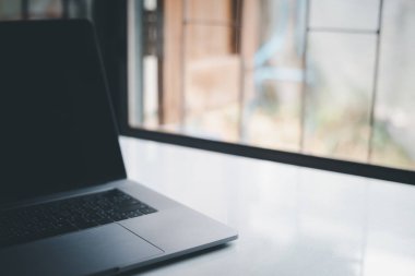 Koyu tonlu teknoloji kavramında bulanık silindir.