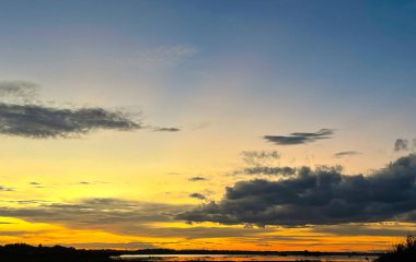 Güzel doğa turuncu güneş arka planda..