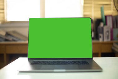 Ofis teknolojisi konseptinde yeşil ekranlı dizüstü bilgisayar.