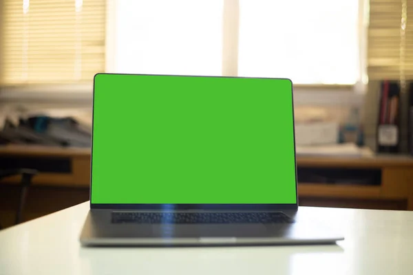 Portátil Con Pantalla Verde Concepto Tecnología Oficina —  Fotos de Stock