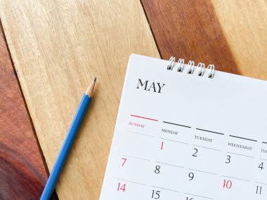 Takvim May ahşap dokuda kalemle. Planlama konseptinde.