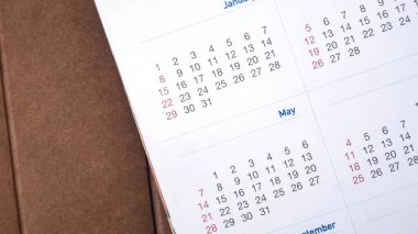 Kahverengi köpüklü beyaz takvim. planlama kavramı.