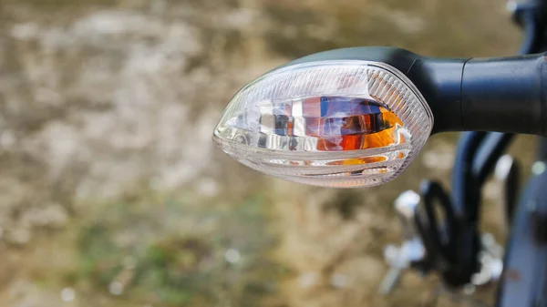 Nahaufnahme Lichtmotorrad Auf Unscharfem Hintergrund — Stockfoto