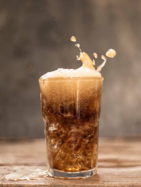 Kahverengi meşrubat masaya sıçradı..