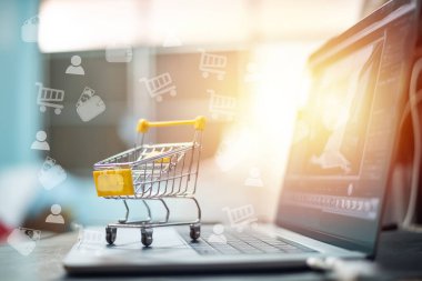 Sarı araba dizüstü bilgisayarda online alışveriş kavramında.