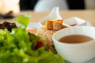 Beyaz tabakta kızarmış somon pilavı. Tayland yemeği..