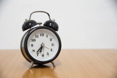 Bulanık arkaplanda siyah vintage saat.