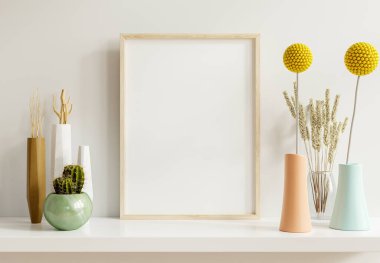 Ev içi arka planda dikey ahşap çerçeveli poster modeli, 3B görüntüleme
