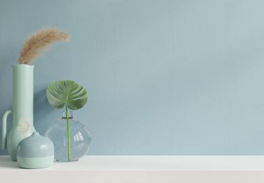 Beyaz rafa monte edilmiş 3D güzel bitkilerle mavi duvarı kurun.