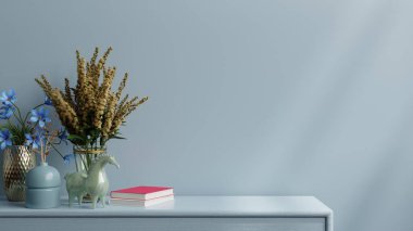 Mavi duvarı dekorasyon ve bitkilerle süslemek için.