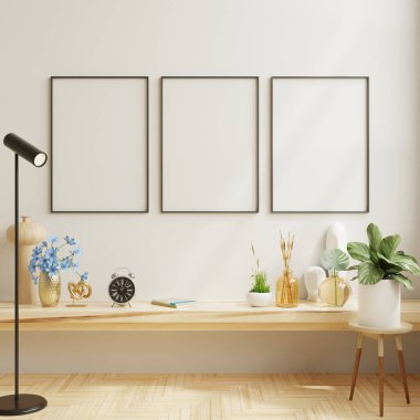 Modern iç dekorasyonda ahşap rafta siyah bir poster çerçevesi.