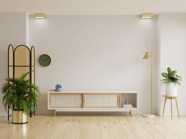 Televizyon dolabı ve oturma odasına bir şeyler yerleştirmek için beyaz bir duvar resmi.