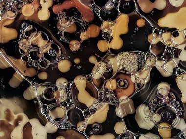 Güzel bir yağ ve su kabarcığı sıcak sonbahar renklerinde soyut bir arkaplan oluşturur