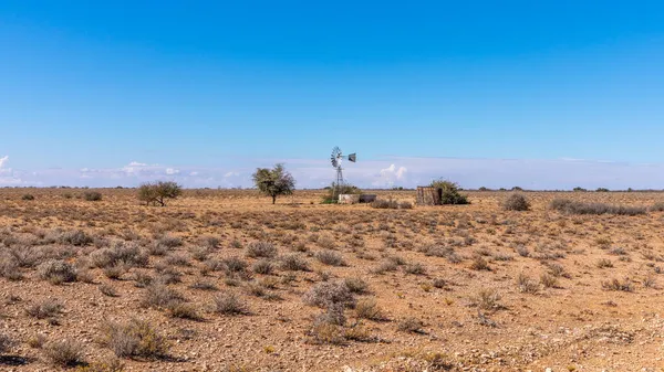 Wiatrak Zapierającym Dech Piersiach Krajobrazie Pustyni Kalahari Namibii — Zdjęcie stockowe