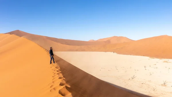 Tourist Visiting Desert Dunes Sunny Windy Day Deadvlei Sossusvlei Namibia — Stockfoto