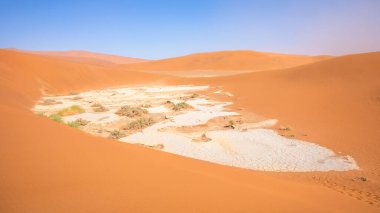 Deadvlei, Sossusvlei 'deki kum tepeleri ve mavi gökyüzü. Namib-Naukluft Ulusal Parkı, Namibya.