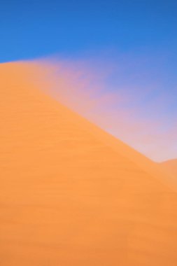Kum fırtınası Dune 45, Sossusvlei, Namibya 'da.