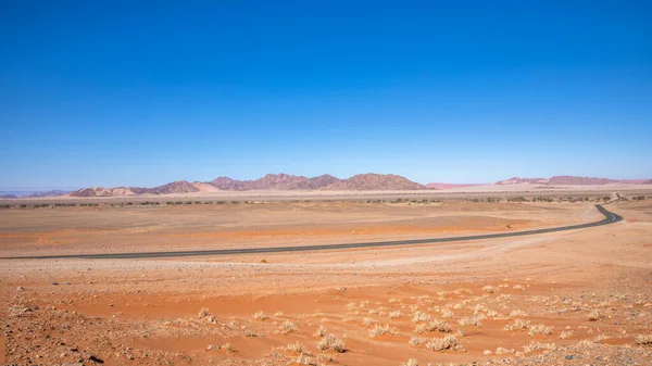 Humpy Camino Pavimentado Sossusvlei Desierto Namib Namibia África Con Algunos — Foto de Stock