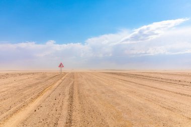 Susriem 'den Swakopmund, Namibya' ya giden yol ıssız..