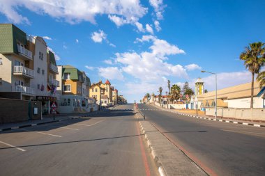 Swakopmund 'da renkli evleri olan binalarla sokak manzarası, Swakopmund, Namibya.