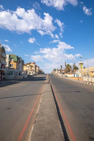 Swakopmund 'da renkli evleri olan binalarla sokak manzarası, Swakopmund, Namibya.