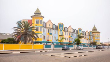 Swakopmund, Namibya 'daki renkli binalar.