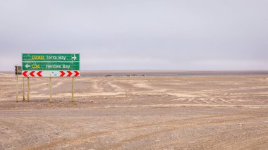 İskelet Kıyısı 'ndaki yol işareti. Torra Körfezi ve Henties Körfezi, Namibya' ya gidiyor..