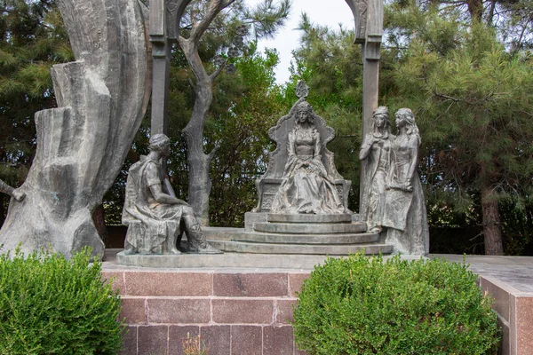 Ganja - Azerbaijão. Esculturas no parque perto do mausoléu de Nizami Ganjavi — Fotografia de Stock