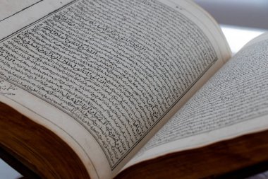 Ganja kenti Azerbaycan 'daki Nizami Ganjavi Müzesi' nde antik bir kitap. Khamsa 'nın Ortaçağ el yazmaları.