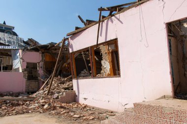 İkinci Karabağ savaşı sırasında Ganja şehrindeki füze saldırısından sonra hasar gören evler. Ermeni terörü.