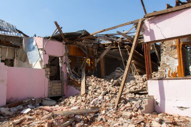 İkinci Karabağ savaşı sırasında Ganja şehrindeki füze saldırısından sonra hasar gören evler. Ermeni terörü.