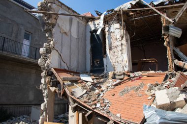 Ekim 2020 'deki Ermeni balistik füze saldırısı sonrasında Ganja' nın Azerbaycan kentinde yıkılmış evler. Savaş sonuçları