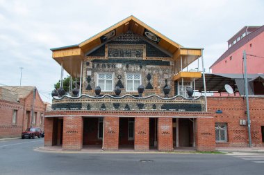 Ganja 'da Azerbaycan şehrinde bir şişe ev. Binanın yapımında daha küçük ilaç şişeleri ve deniz taşları da kullanıldı..
