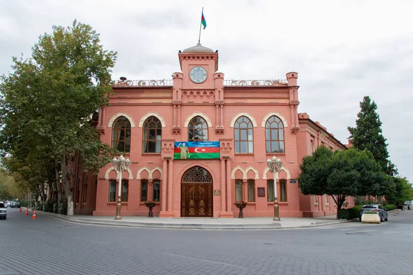 Ganja - Azerbeidzjan: 9 september 2021. Historisch parlementsgebouw in Ganja stad uit 1918. — Stockfoto