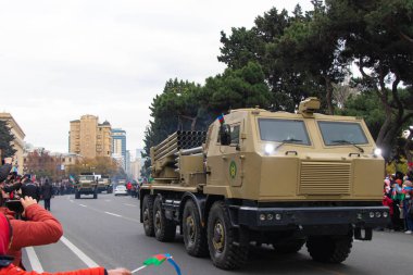 RM-70 çoklu roket atar. Bakü 'deki Zafer Geçidi - Azerbaycan: 10 Aralık 2020
