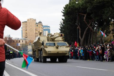 Zafer geçidinde Azerbaycan topçu silahları. 152mm 'lik SpGH DANA, kendi kendine çalışan bir top mermisidir. Bakü - Azerbaycan: 10 Aralık 2020.
