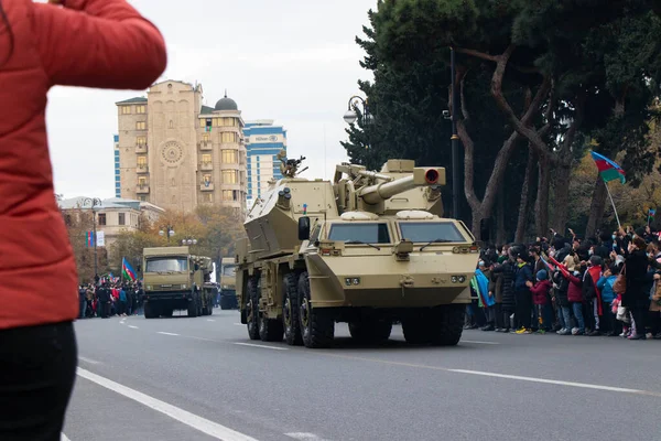 아제르바이잔 이 승리의 퍼레이드에서 총기를 난사하다. 152mm SpGH DANA 는 바퀴가 달린 자주포이다. 바쿠 - 아제르바이잔: 2020 년 12 월 10 일. — 스톡 사진