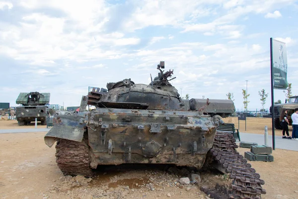 T-72坦克在巴库的军事奖杯公园。被毁的亚美尼亚军车. — 图库照片