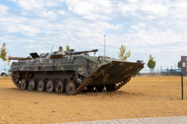 BMP-1 Sovyet amfibi piyade savaş aracını izledi. Bakü-Azerbaycan Askeri Kupa Parkı 'nda imha edilen Ermeni silahlı araçları